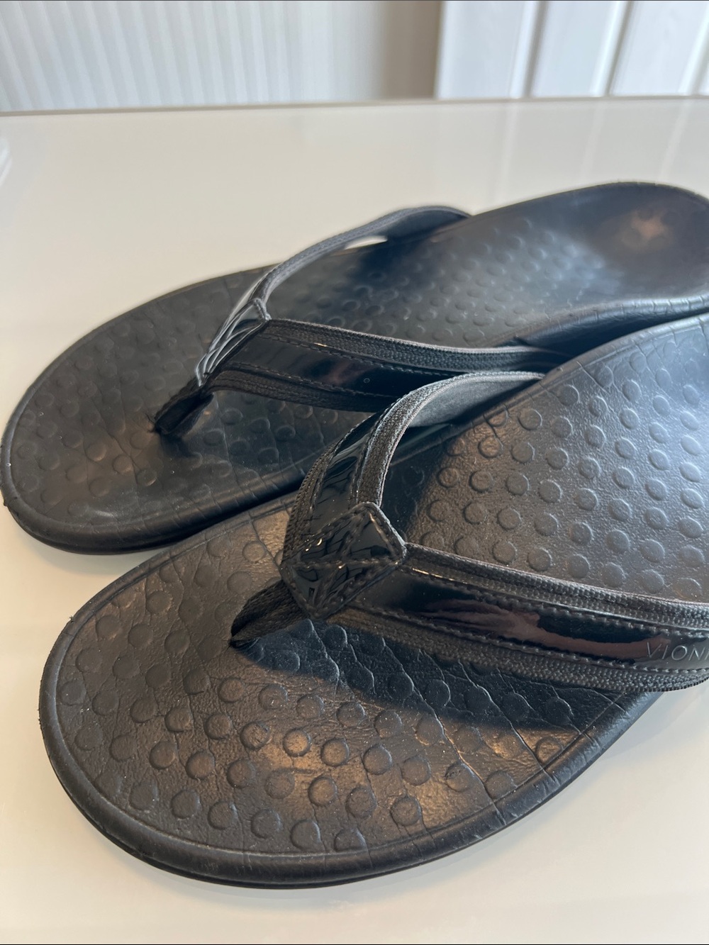 Vionic Black Women's Thong Sandals with Patterned Footbed flip flops - Picture 3 of 7